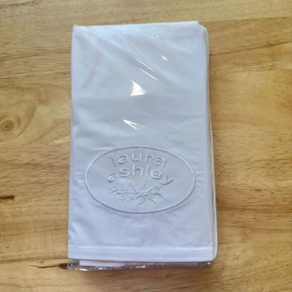 NOS Laura Ashley Signature Series 2 STANDARD White Zipper Pillow Covers 100% CTN